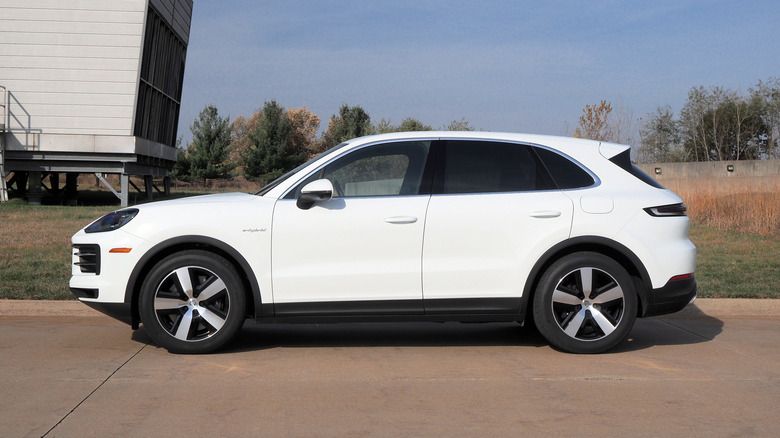 2024 Porsche Cayenne E-Hybrid in profile