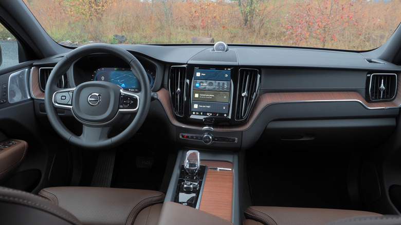 2025 Volvo XC60 B5 dashboard