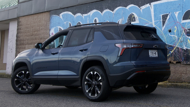 Rear 3/4 view of 2025 Chevy Equinox