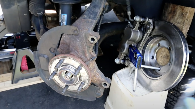 2007 Mercury Mountaineer with  hub, rotor, and caliper removed