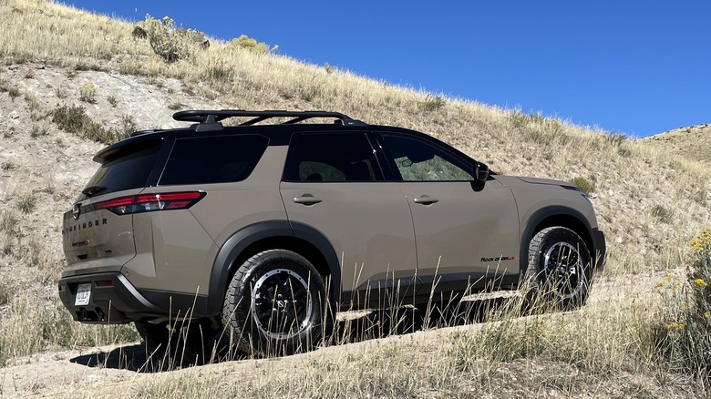 Nissan Pathfinder Rock Creek on trail