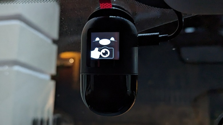 70mai Dash Cam Omni installed on windshield