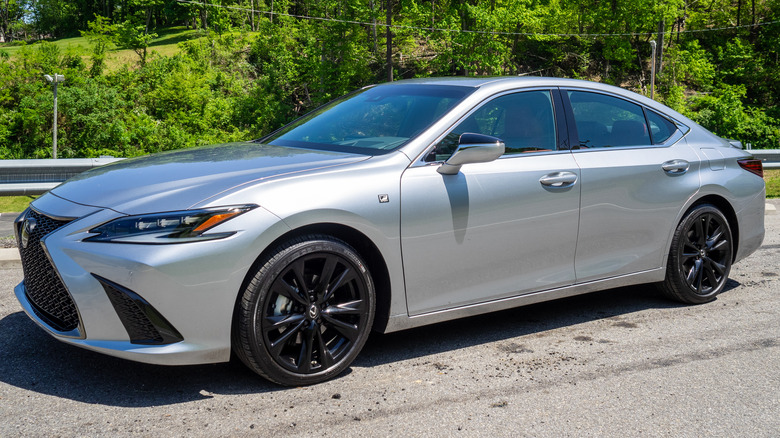 2023 Lexus ES 300h F Sport Handling parked