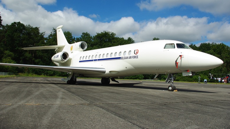 dassault falcon 7x trijet plane