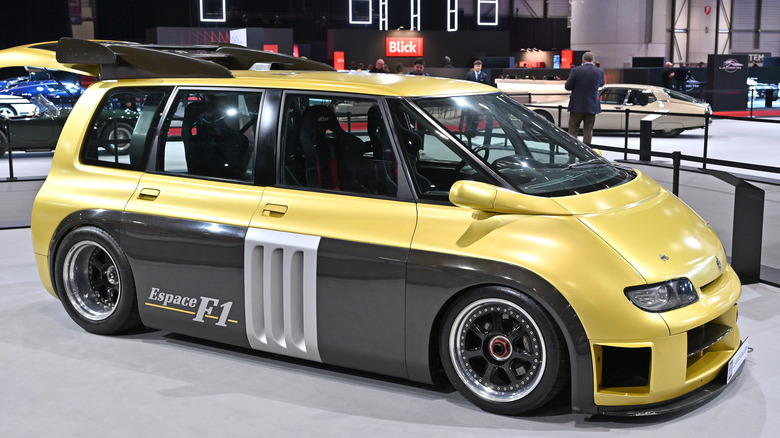 The Renault Espace F1 on an auto show floor, front 3/4 view