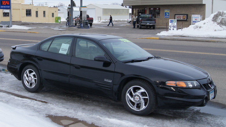 Front view of parked Bonneville SSEi