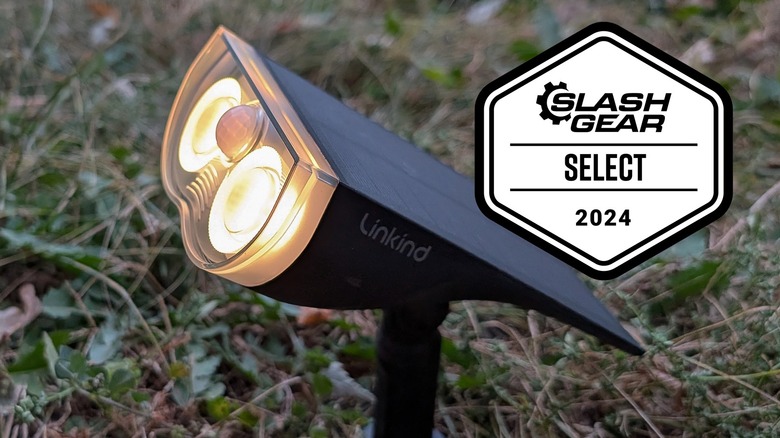 Linkind Smart Solar Spotlight SL5 in grass