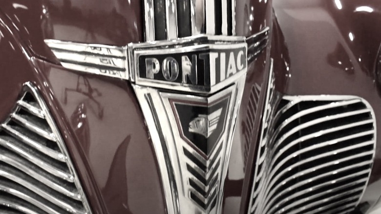 Pontiac Deluxe Six hood emblem