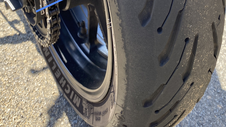 Motorcycle tire with unused contact patch