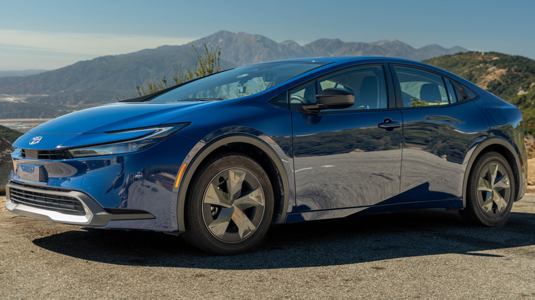 2024 Toyota Prius Prime SE Side Profile