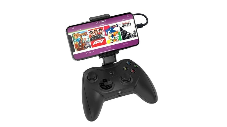 RiotPWR Cloud Gaming Controller with installed phone.